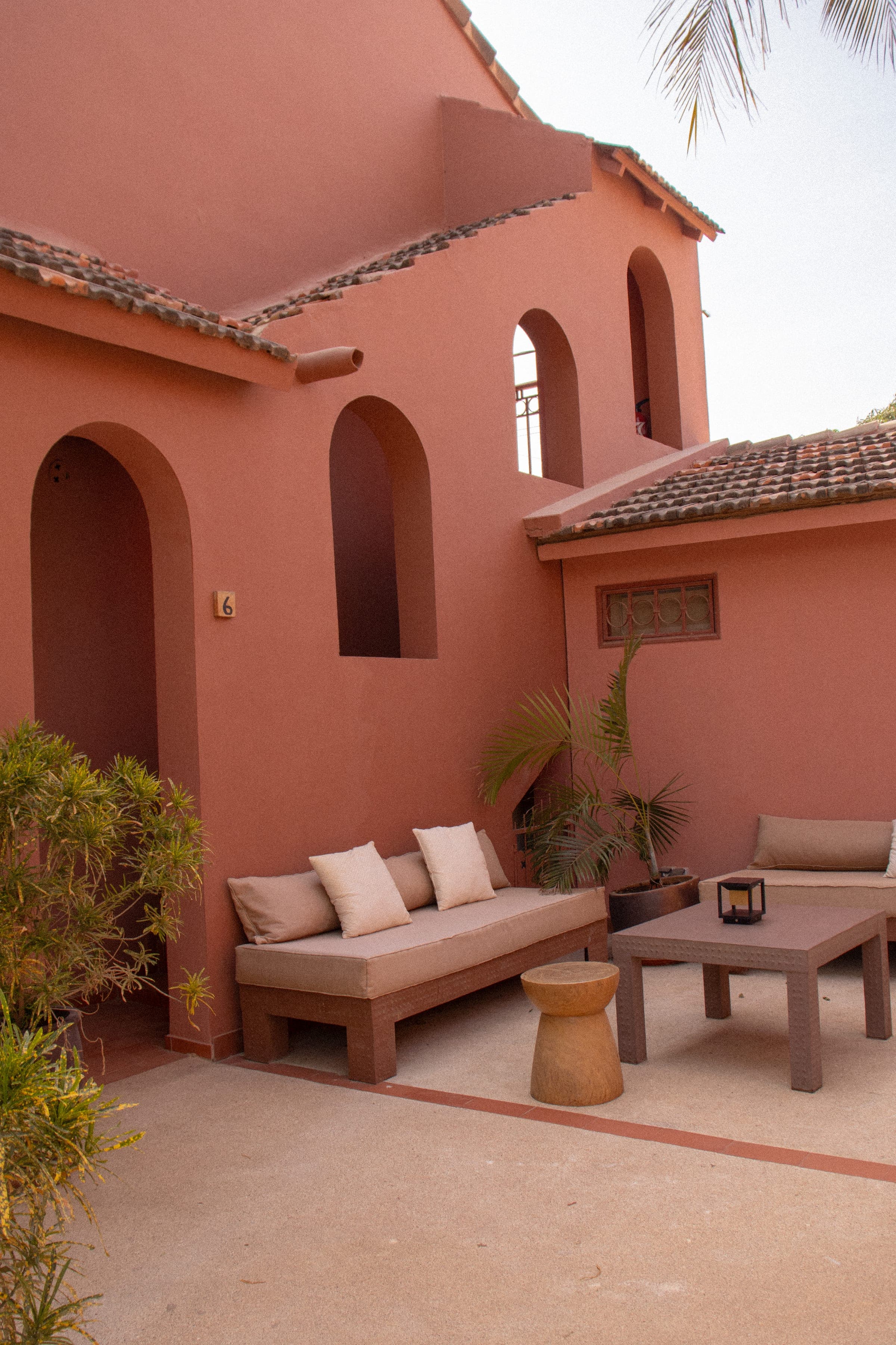 Façade et arcades coloniales de Gorée Suites, boutique-hôtel de charme à Saly Portudal