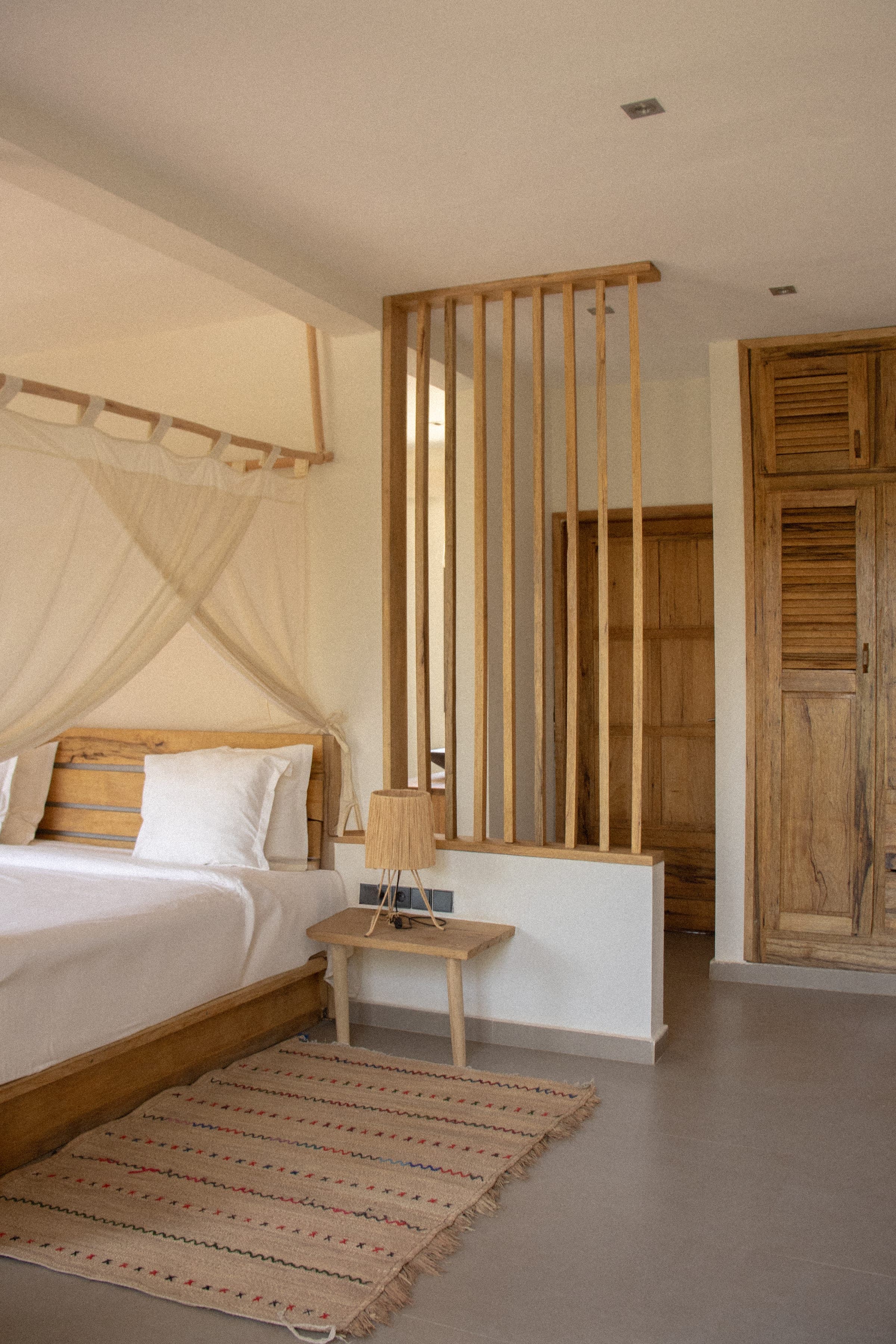 Chambre Supérieure de 27 m² avec balcon privé vue piscine à l'hôtel Gorée Suites, Saly Portudal